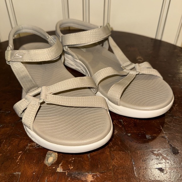 Skechers Goga Max Gen 5 Women's Sandal Size 11 SN 15316 Natural/Tan Hook & Loop - Picture 1 of 11